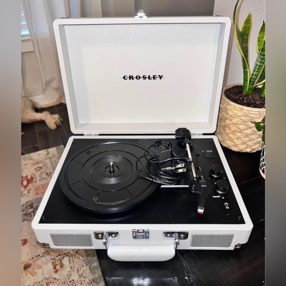 CROSLEY Bluetooth record player - Picture 1 of 5
